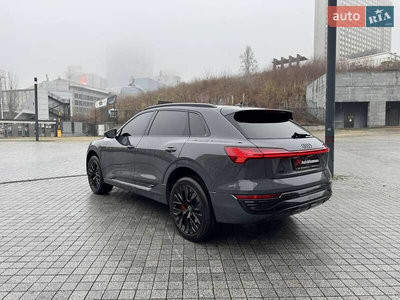 Позашляховик / Кросовер Audi Q8 e-tron 2023 в Києві