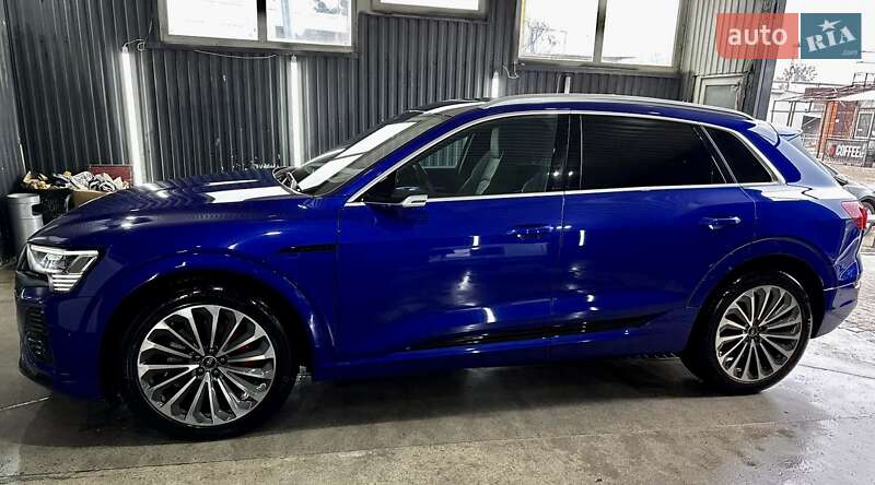 Позашляховик / Кросовер Audi Q8 e-tron 2023 в Хмельницькому