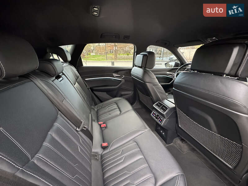 Позашляховик / Кросовер Audi Q8 e-tron 2023 в Львові