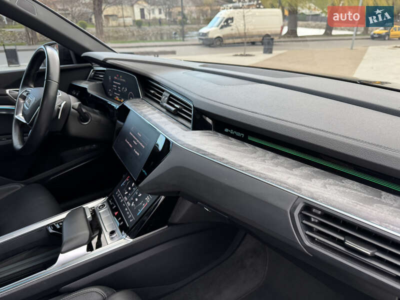 Позашляховик / Кросовер Audi Q8 e-tron 2023 в Львові