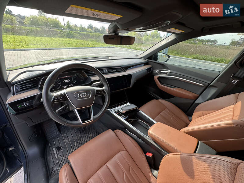 Позашляховик / Кросовер Audi Q8 e-tron 2023 в Львові