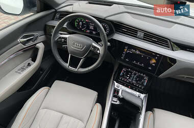 Позашляховик / Кросовер Audi Q8 e-tron 2024 в 
