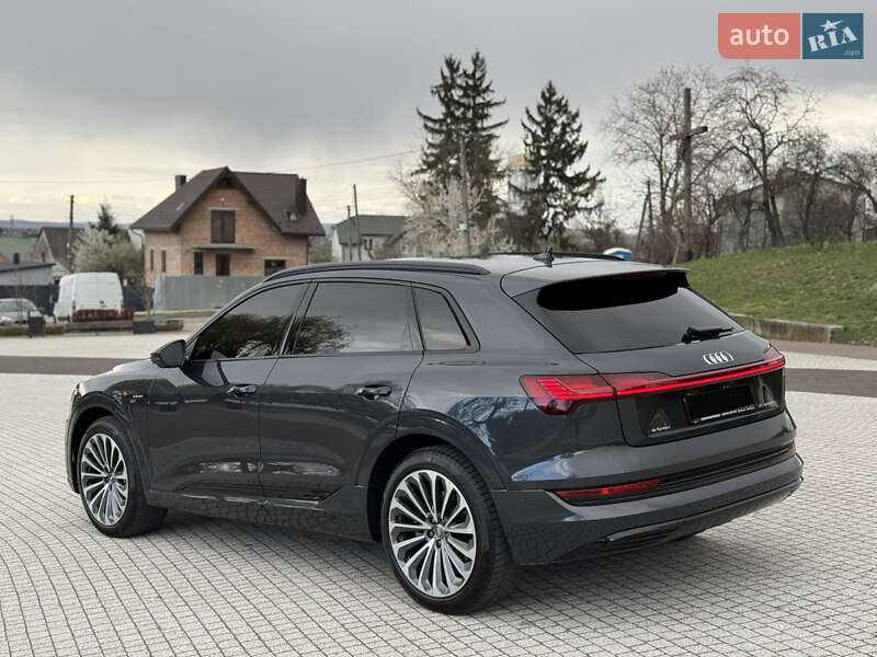 Позашляховик / Кросовер Audi Q8 e-tron 2023 в Львові