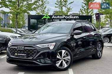 Позашляховик / Кросовер Audi Q8 e-tron 2023 в 