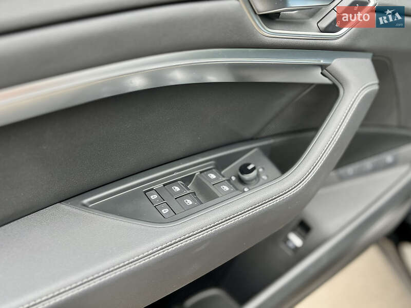 Позашляховик / Кросовер Audi Q8 e-tron 2023 в Києві