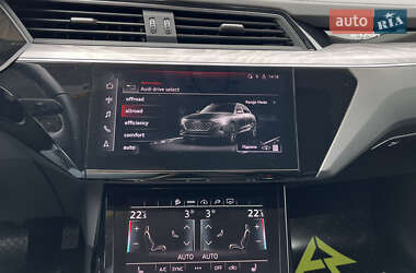 Позашляховик / Кросовер Audi Q8 e-tron 2023 в 