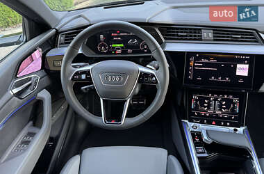 Позашляховик / Кросовер Audi Q8 e-tron 2023 в 