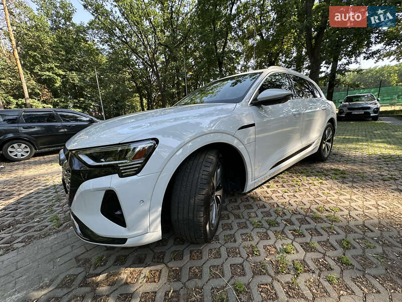 Позашляховик / Кросовер Audi Q8 e-tron 2023 в Харкові