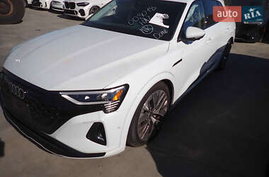 Позашляховик / Кросовер Audi Q8 e-tron 2023 в 