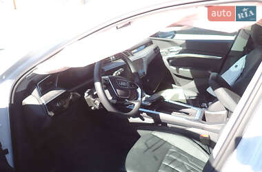 Позашляховик / Кросовер Audi Q8 e-tron 2023 в 
