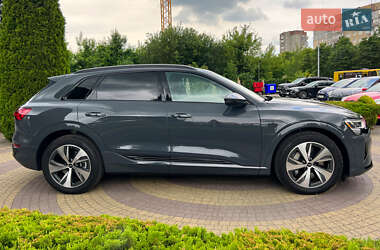Позашляховик / Кросовер Audi Q8 e-tron 2024 в 