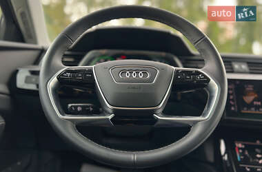 Позашляховик / Кросовер Audi Q8 e-tron 2024 в 