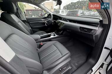 Позашляховик / Кросовер Audi Q8 e-tron 2023 в 