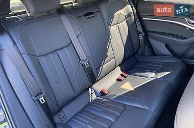 Позашляховик / Кросовер Audi Q8 e-tron 2023 в 