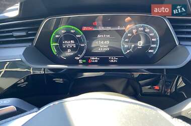 Позашляховик / Кросовер Audi Q8 e-tron 2023 в 