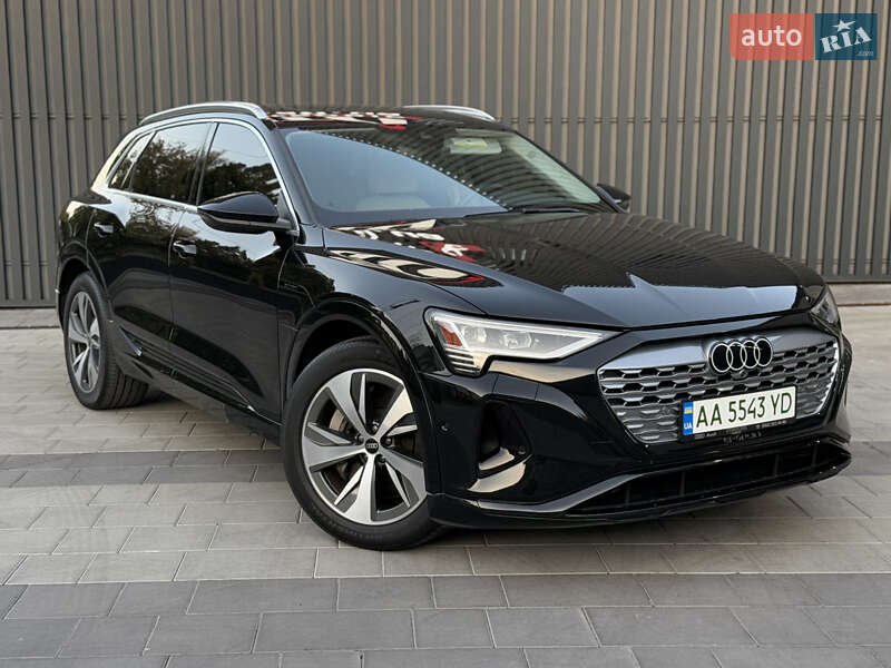 Позашляховик / Кросовер Audi Q8 e-tron 2023 в 