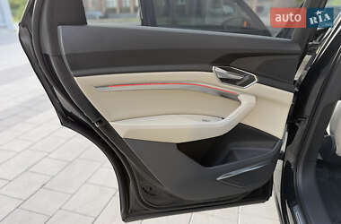 Позашляховик / Кросовер Audi Q8 e-tron 2023 в 