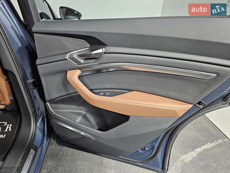 Позашляховик / Кросовер Audi Q8 e-tron 2023 в Києві