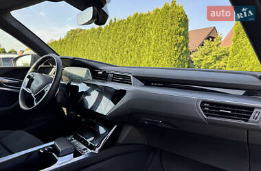 Позашляховик / Кросовер Audi Q8 e-tron 2023 в 