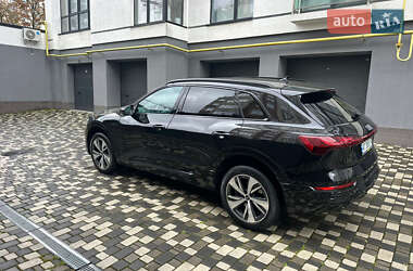 Позашляховик / Кросовер Audi Q8 e-tron 2023 в 
