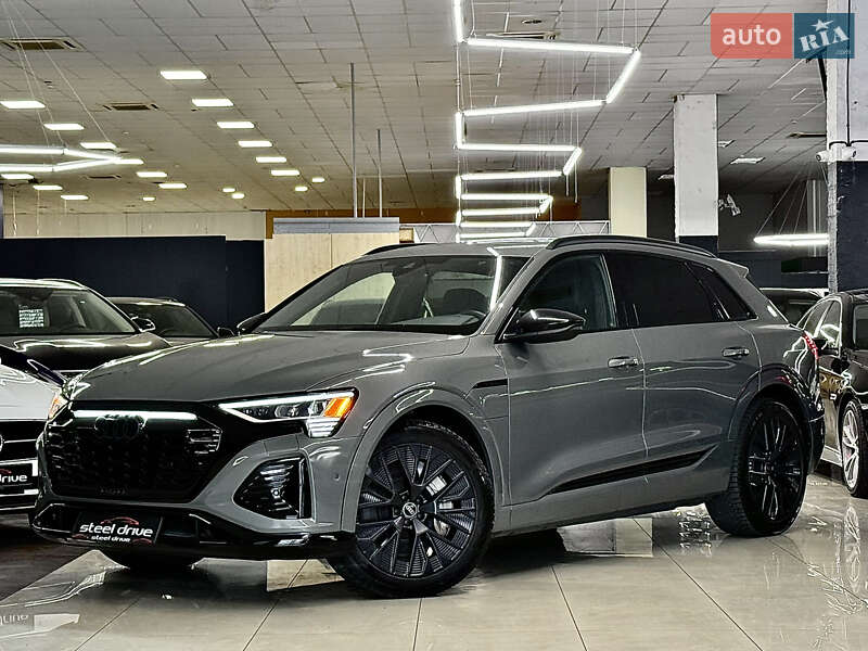 Позашляховик / Кросовер Audi Q8 e-tron 2023 в 