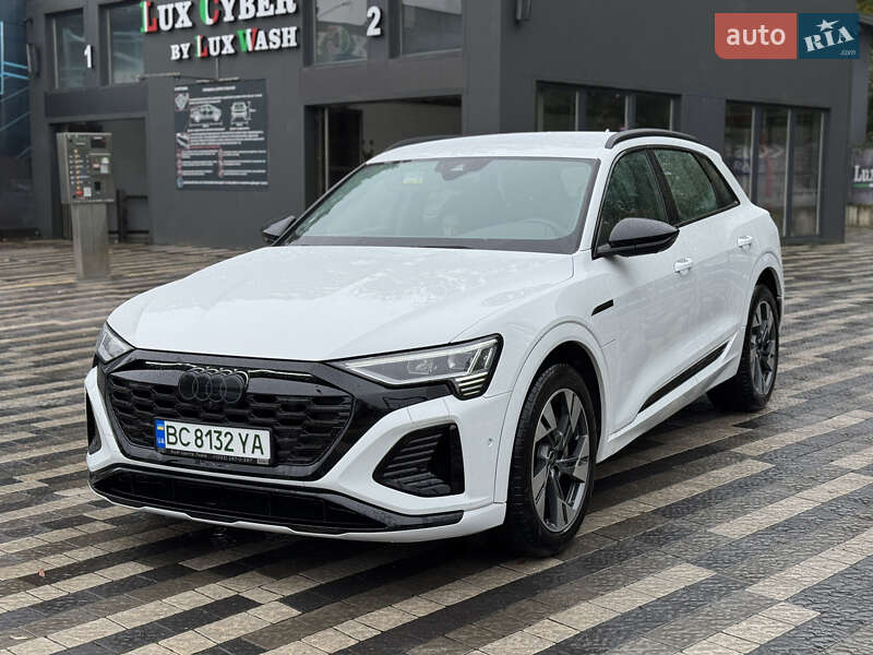 Позашляховик / Кросовер Audi Q8 e-tron 2023 в 