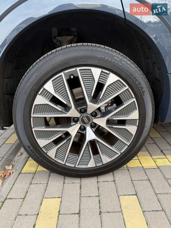 Позашляховик / Кросовер Audi Q8 e-tron 2023 в Києві