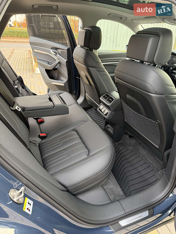 Позашляховик / Кросовер Audi Q8 e-tron 2023 в Києві