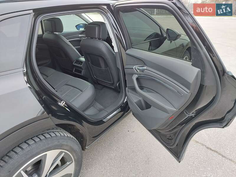 Внедорожник / Кроссовер Audi Q8 e-tron 2023 в Харькове