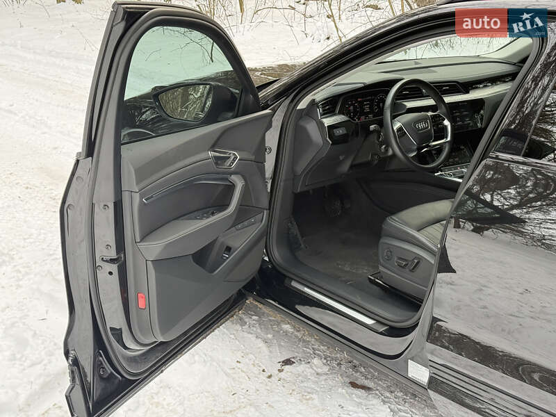Позашляховик / Кросовер Audi Q8 e-tron 2023 в Києві