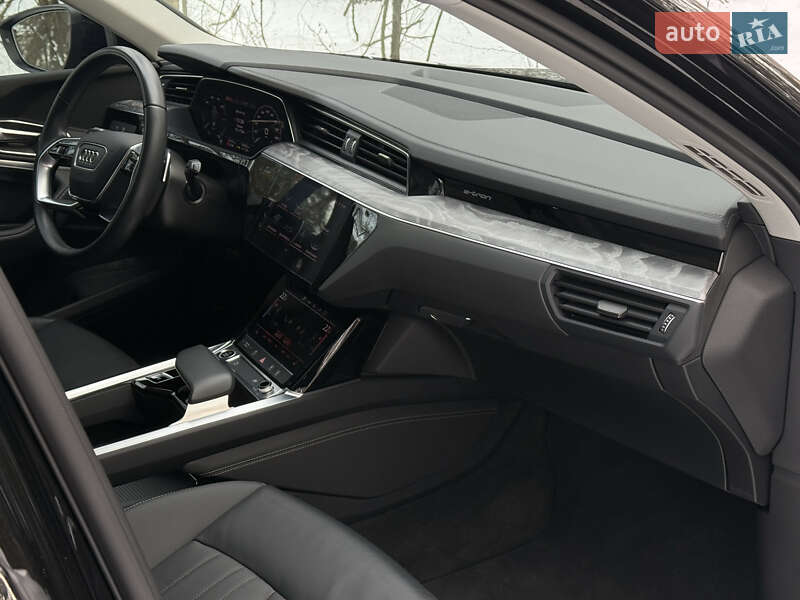 Позашляховик / Кросовер Audi Q8 e-tron 2023 в Києві