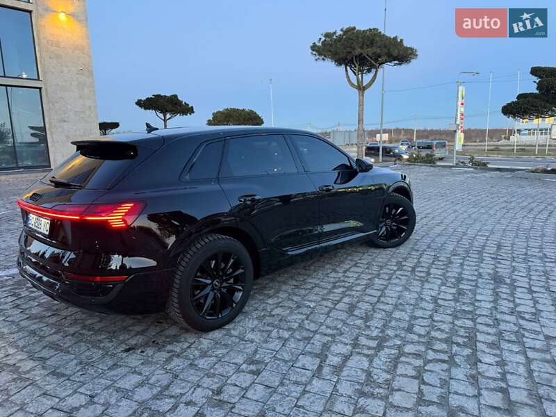 Позашляховик / Кросовер Audi Q8 e-tron 2023 в Львові