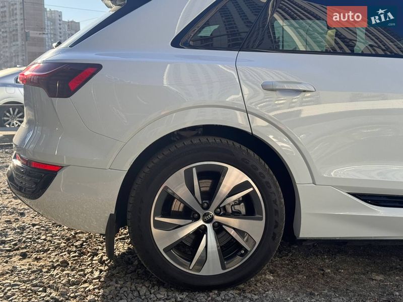 Внедорожник / Кроссовер Audi Q8 e-tron 2023 в Киеве