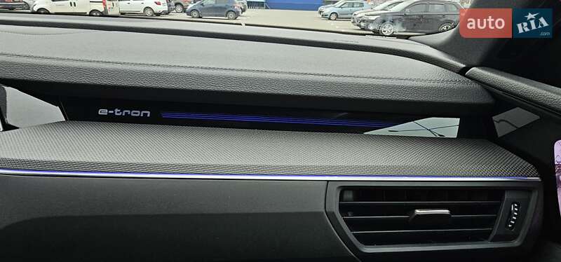 Позашляховик / Кросовер Audi Q8 Sportback e-tron 2024 в Тернополі