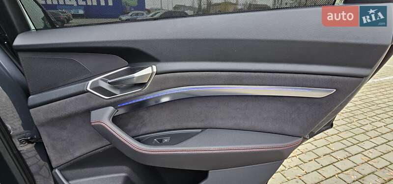 Позашляховик / Кросовер Audi Q8 Sportback e-tron 2024 в Тернополі