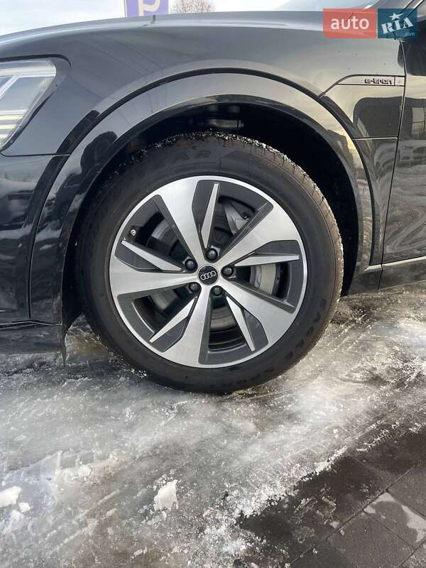 Позашляховик / Кросовер Audi Q8 Sportback e-tron 2023 в Львові