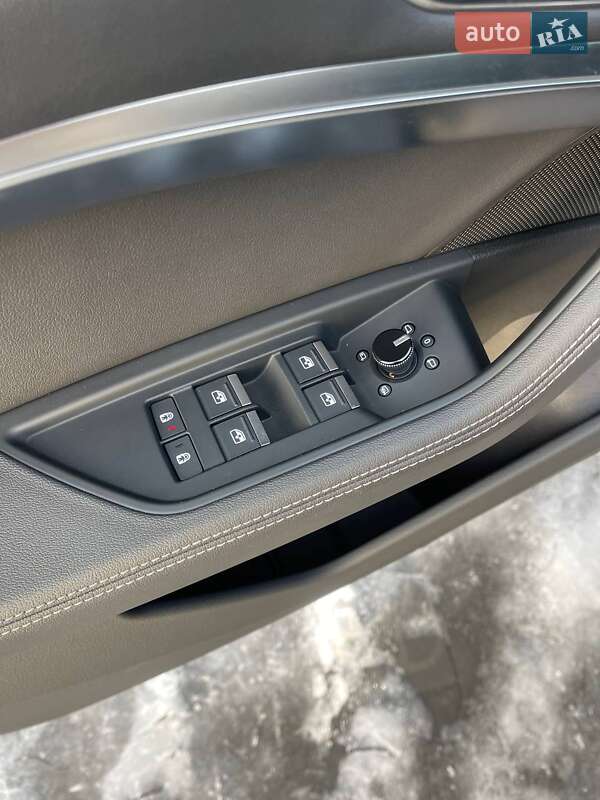 Позашляховик / Кросовер Audi Q8 Sportback e-tron 2023 в Львові