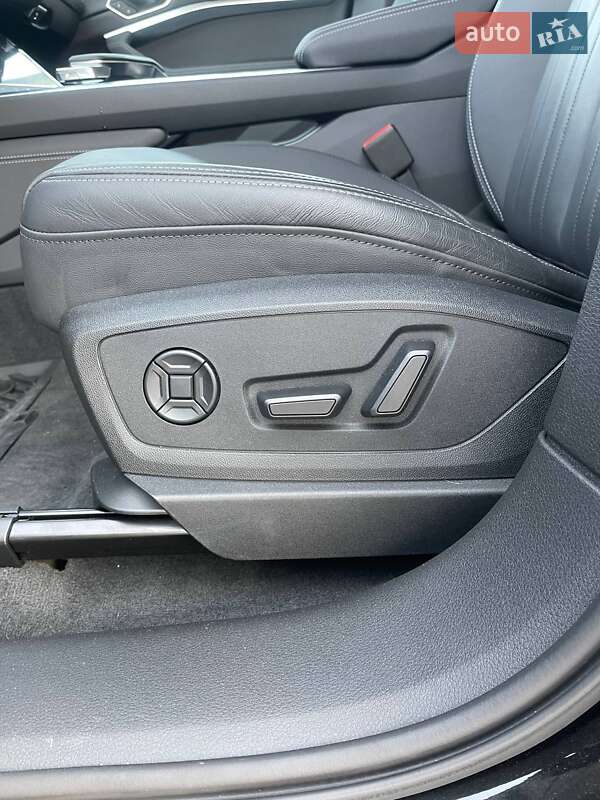 Позашляховик / Кросовер Audi Q8 Sportback e-tron 2023 в Львові