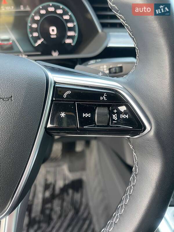 Позашляховик / Кросовер Audi Q8 Sportback e-tron 2023 в Львові