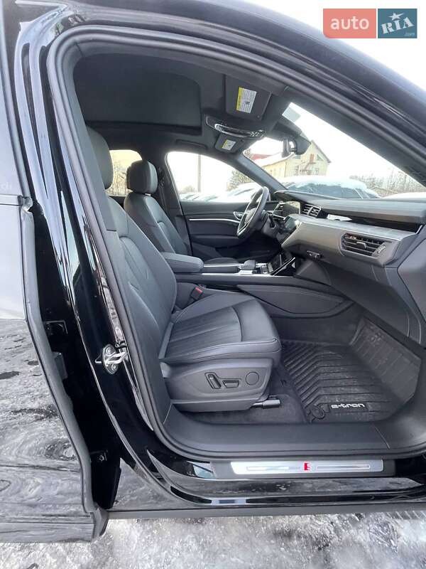 Позашляховик / Кросовер Audi Q8 Sportback e-tron 2023 в Львові