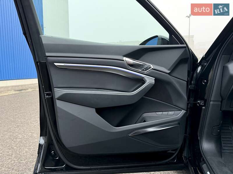 Позашляховик / Кросовер Audi Q8 Sportback e-tron 2024 в Ковелі