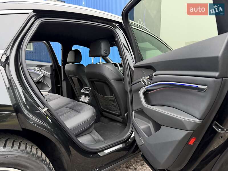 Позашляховик / Кросовер Audi Q8 Sportback e-tron 2024 в Ковелі