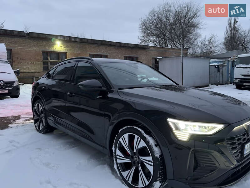 Позашляховик / Кросовер Audi Q8 Sportback e-tron 2023 в Києві