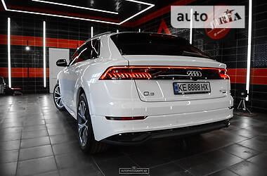 Позашляховик / Кросовер Audi Q8 2020 в 