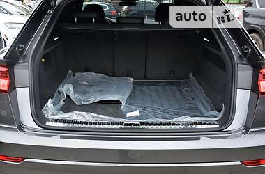 Внедорожник / Кроссовер Audi Q8 2021 в 