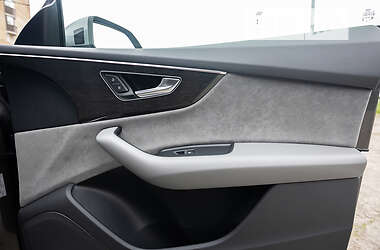 Внедорожник / Кроссовер Audi Q8 2021 в 