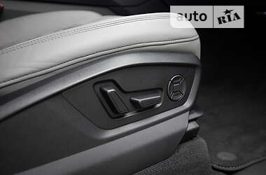 Внедорожник / Кроссовер Audi Q8 2021 в 