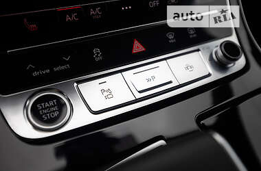 Внедорожник / Кроссовер Audi Q8 2021 в 