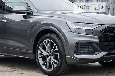 Внедорожник / Кроссовер Audi Q8 2021 в 