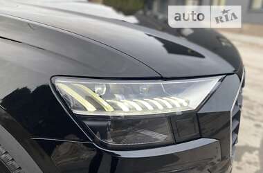 Позашляховик / Кросовер Audi Q8 2020 в 